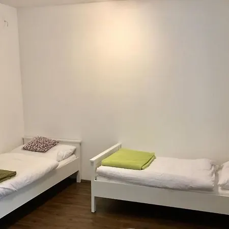 Family Friendly Apt By Subway + Airport