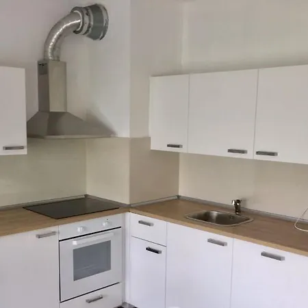 Family Friendly Apt By Subway + Airport * Praha