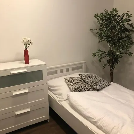 Family Friendly Apt By Subway + Airport Praha