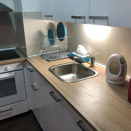 Family Friendly Apt By Subway + Airport